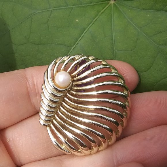 Vintage Marboux gold tone faux pearl brooch - Picture 2 of 16